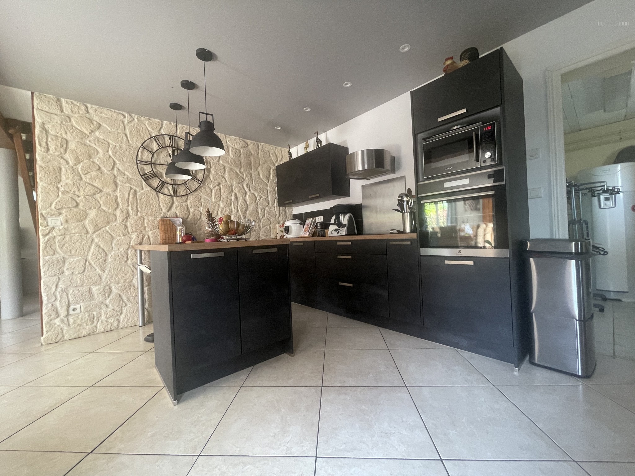 VILLA STYLE SAVOYARD 170 M2 VUE EXCEPTIONNELLE COTE ROANNAISE AVEC 2700 M2 — photo 11