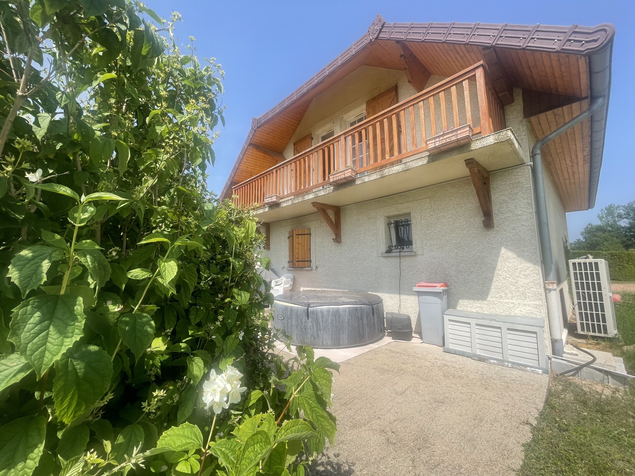 VILLA STYLE SAVOYARD 170 M2 VUE EXCEPTIONNELLE COTE ROANNAISE AVEC 2700 M2 — photo 2