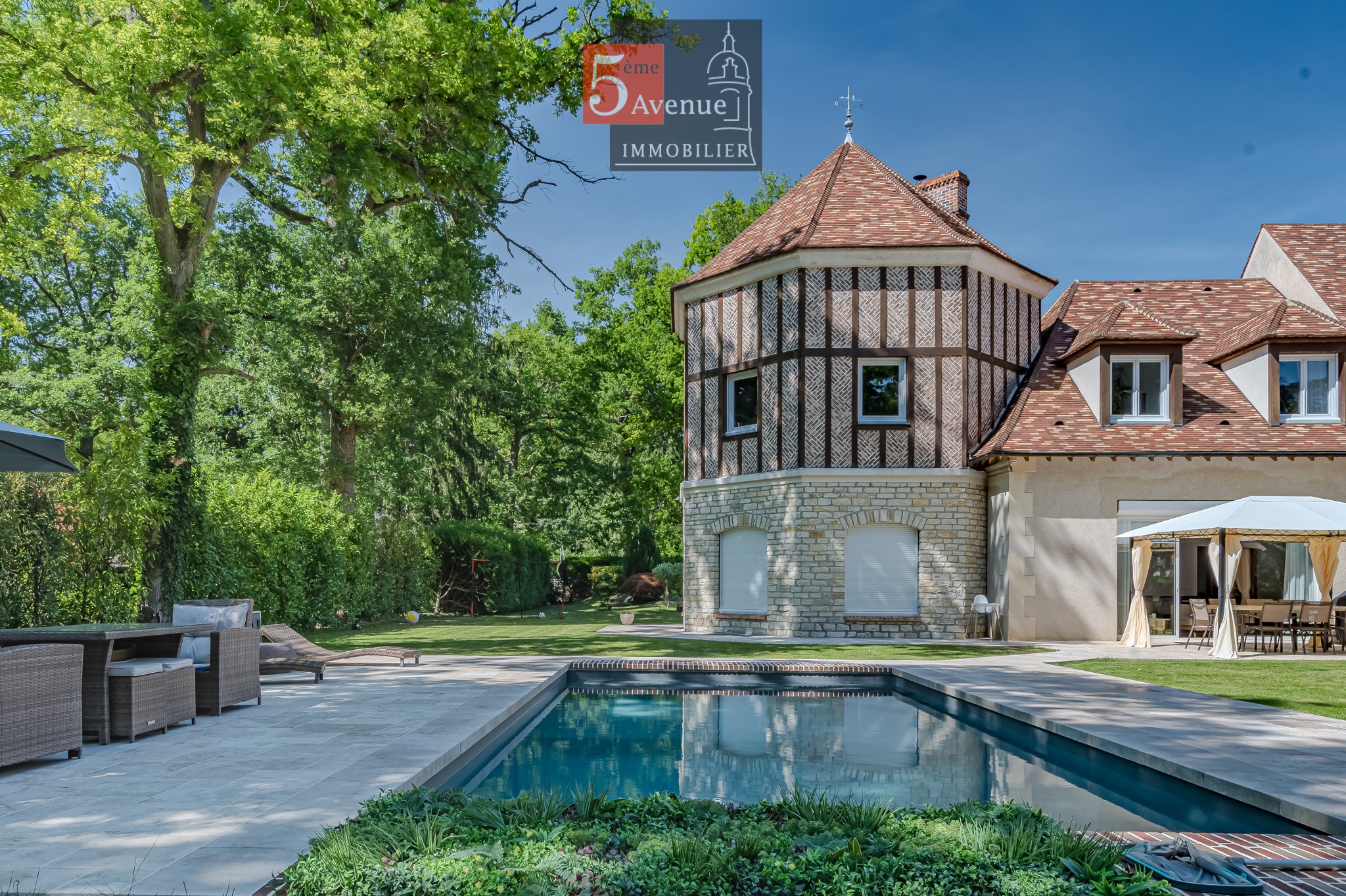 villa à vendre à Lamorlaye, située dans le domaine du Lys de 400m2 avec piscine et parc arboré — photo 2
