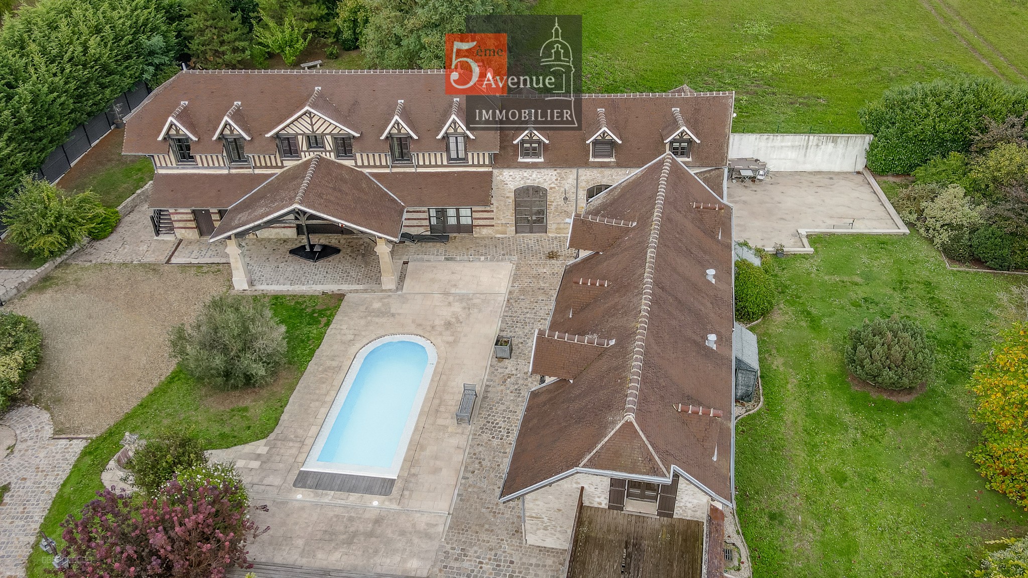 propriété de  type anglo normande de 335m2 avec piscine et terrain arboré de 3800m2 — photo 2