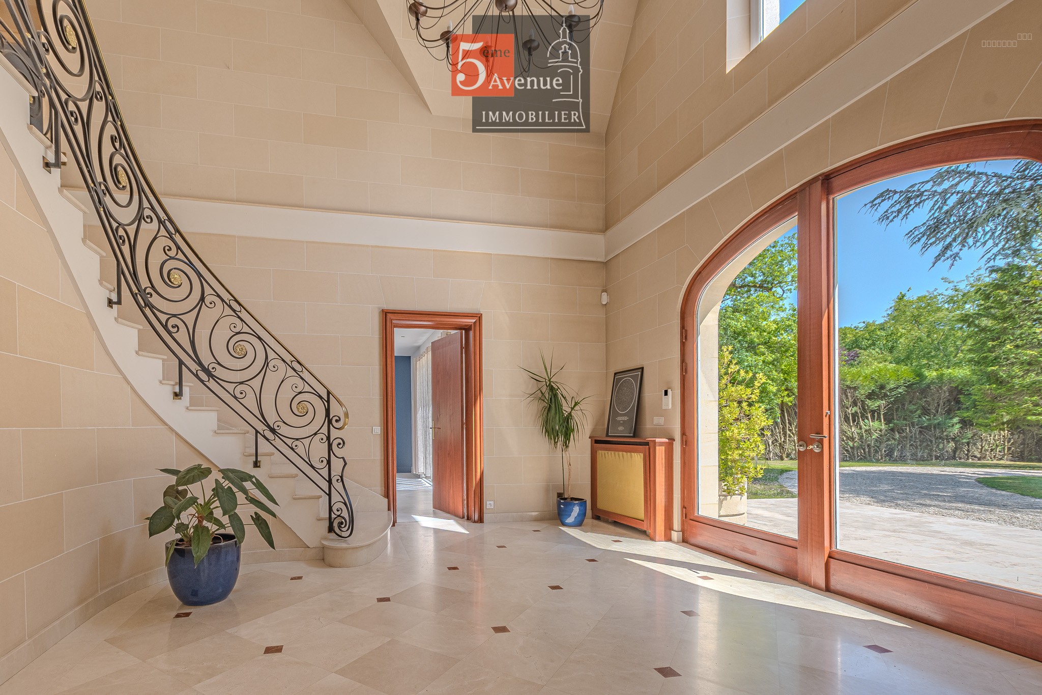 villa à vendre à Lamorlaye, située dans le domaine du Lys de 400m2 avec piscine et parc arboré — photo 9