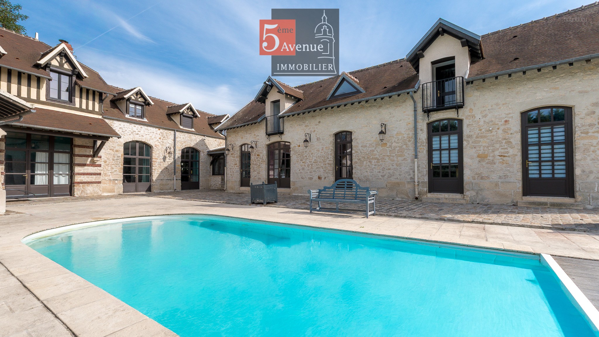 propriété de  type anglo normande de 335m2 avec piscine et terrain arboré de 3800m2 — photo 3