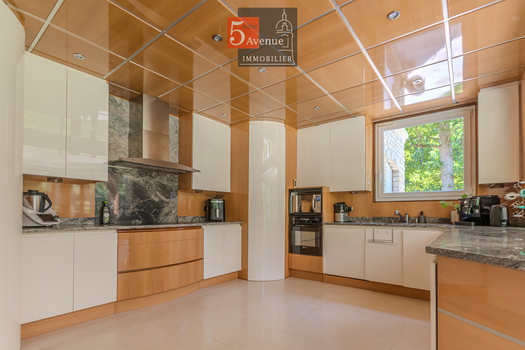 villa à vendre à Lamorlaye, située dans le domaine du Lys de 400m2 avec piscine et parc arboré — photo 11