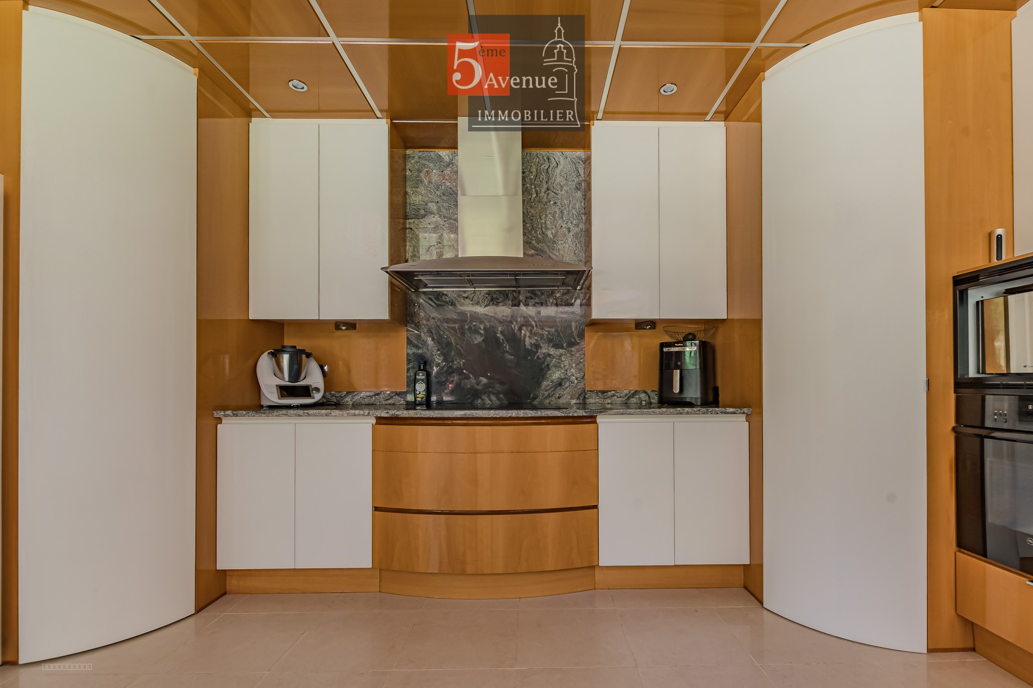 villa à vendre à Lamorlaye, située dans le domaine du Lys de 400m2 avec piscine et parc arboré — photo 12