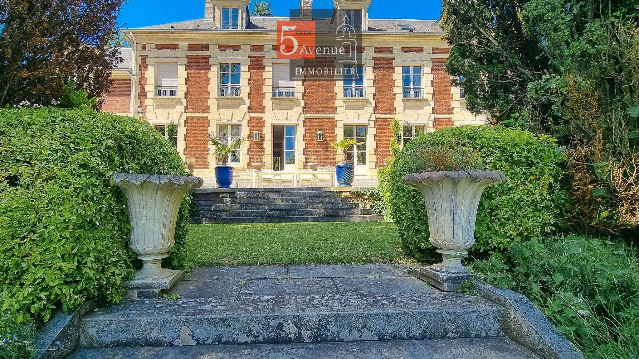 Château avec Parc de 19 000m2, Tennis, Chapelle et Maisons de Gardien — photo 20