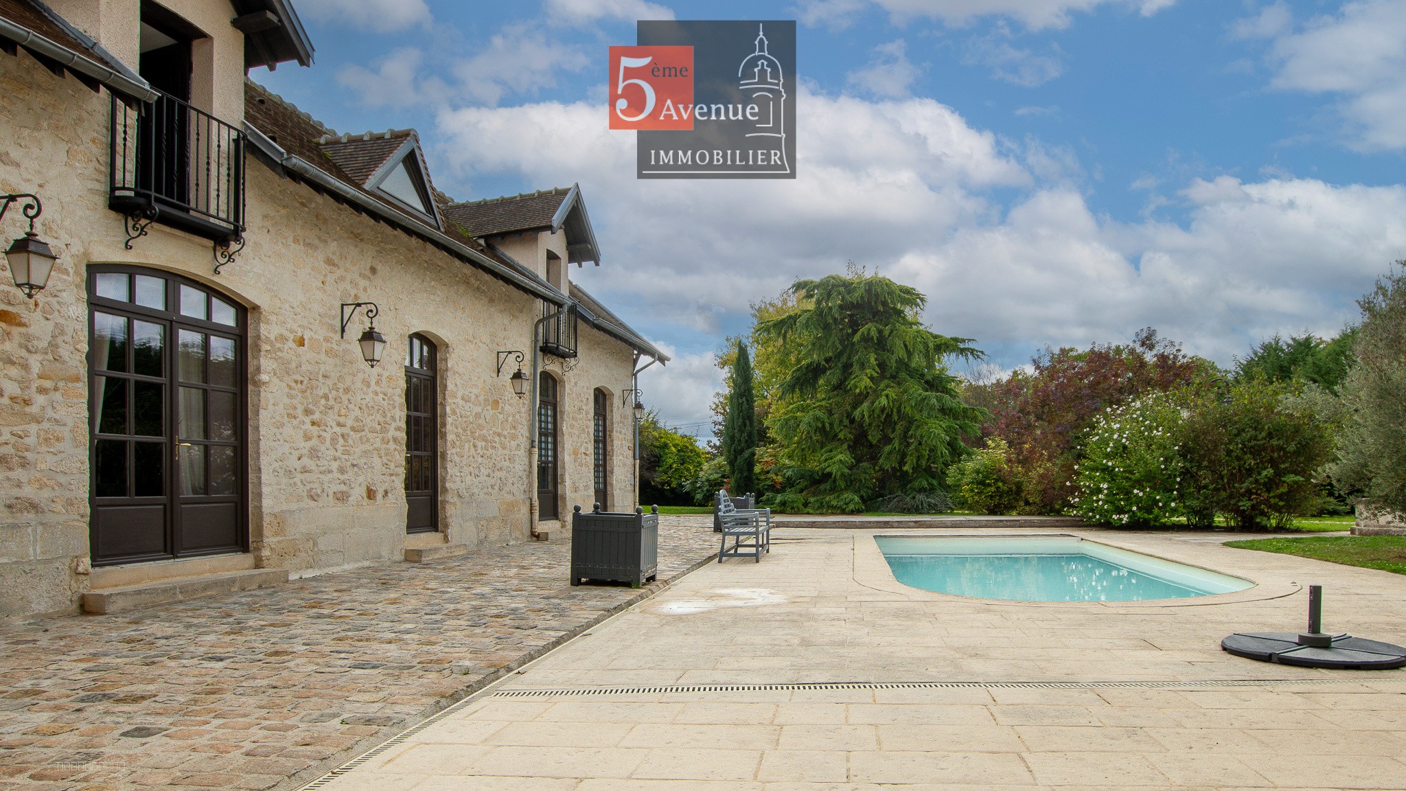 propriété de  type anglo normande de 335m2 avec piscine et terrain arboré de 3800m2 — photo 4