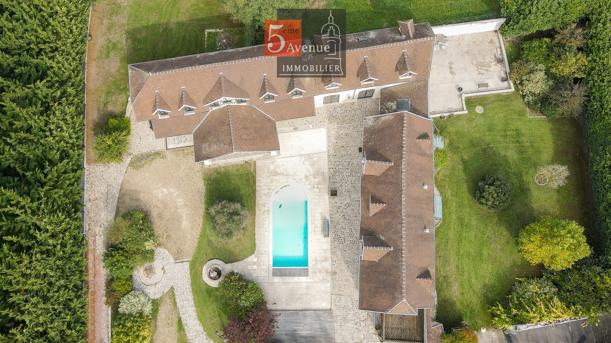 propriété de  type anglo normande de 335m2 avec piscine et terrain arboré de 3800m2 — photo 20