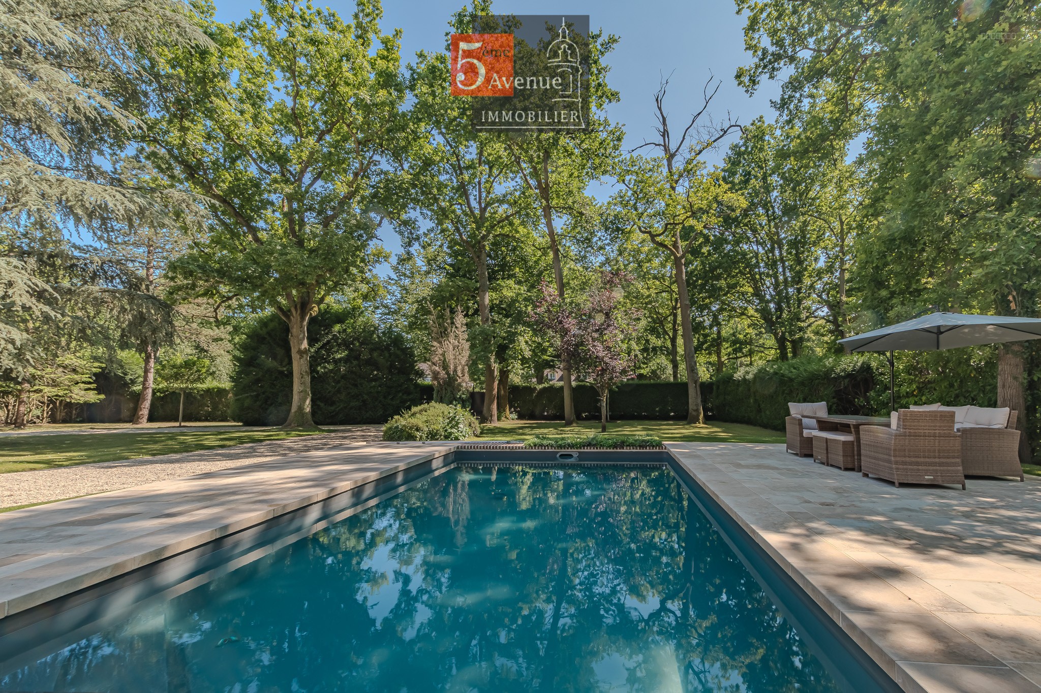 villa à vendre à Lamorlaye, située dans le domaine du Lys de 400m2 avec piscine et parc arboré — photo 3
