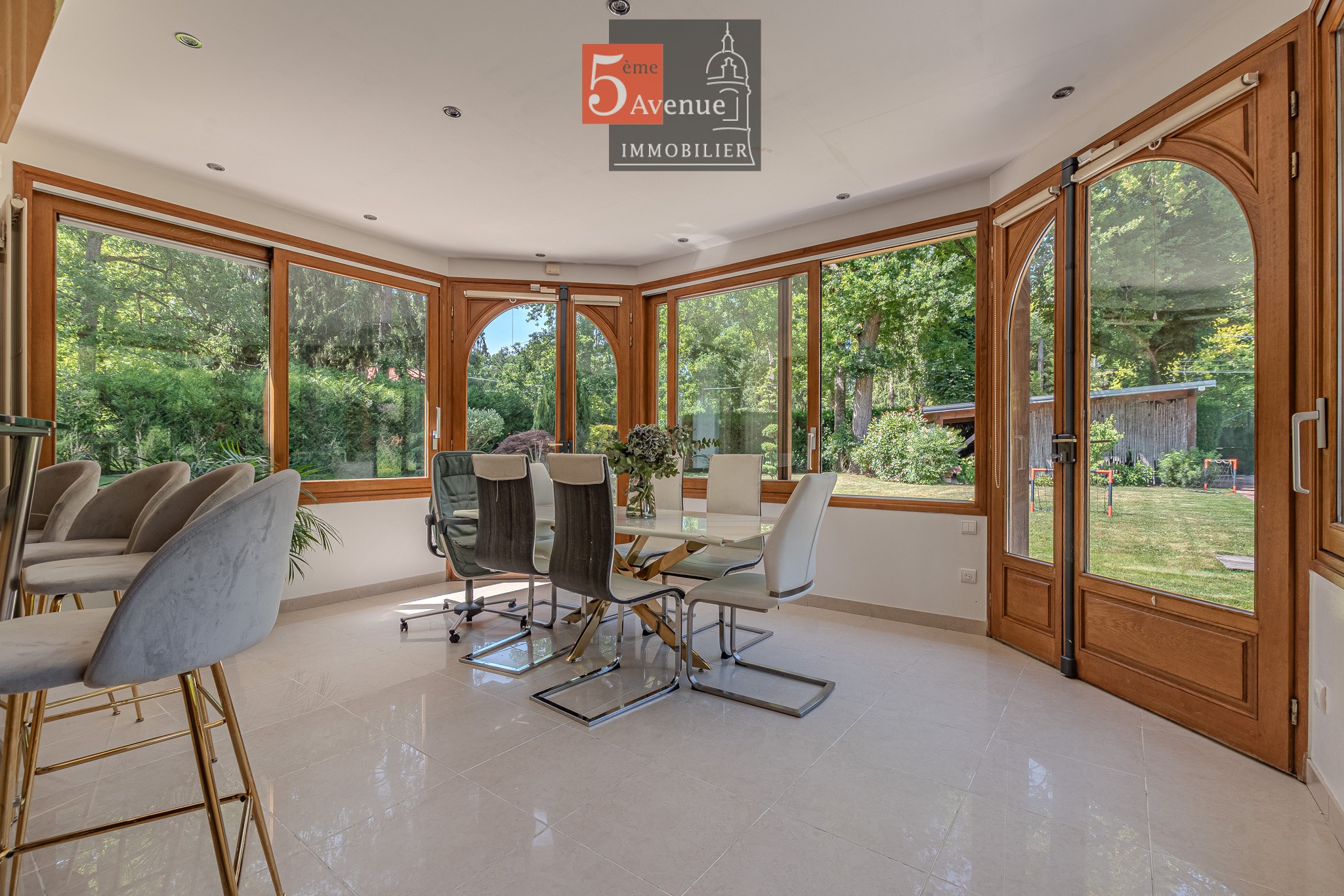 villa à vendre à Lamorlaye, située dans le domaine du Lys de 400m2 avec piscine et parc arboré — photo 14