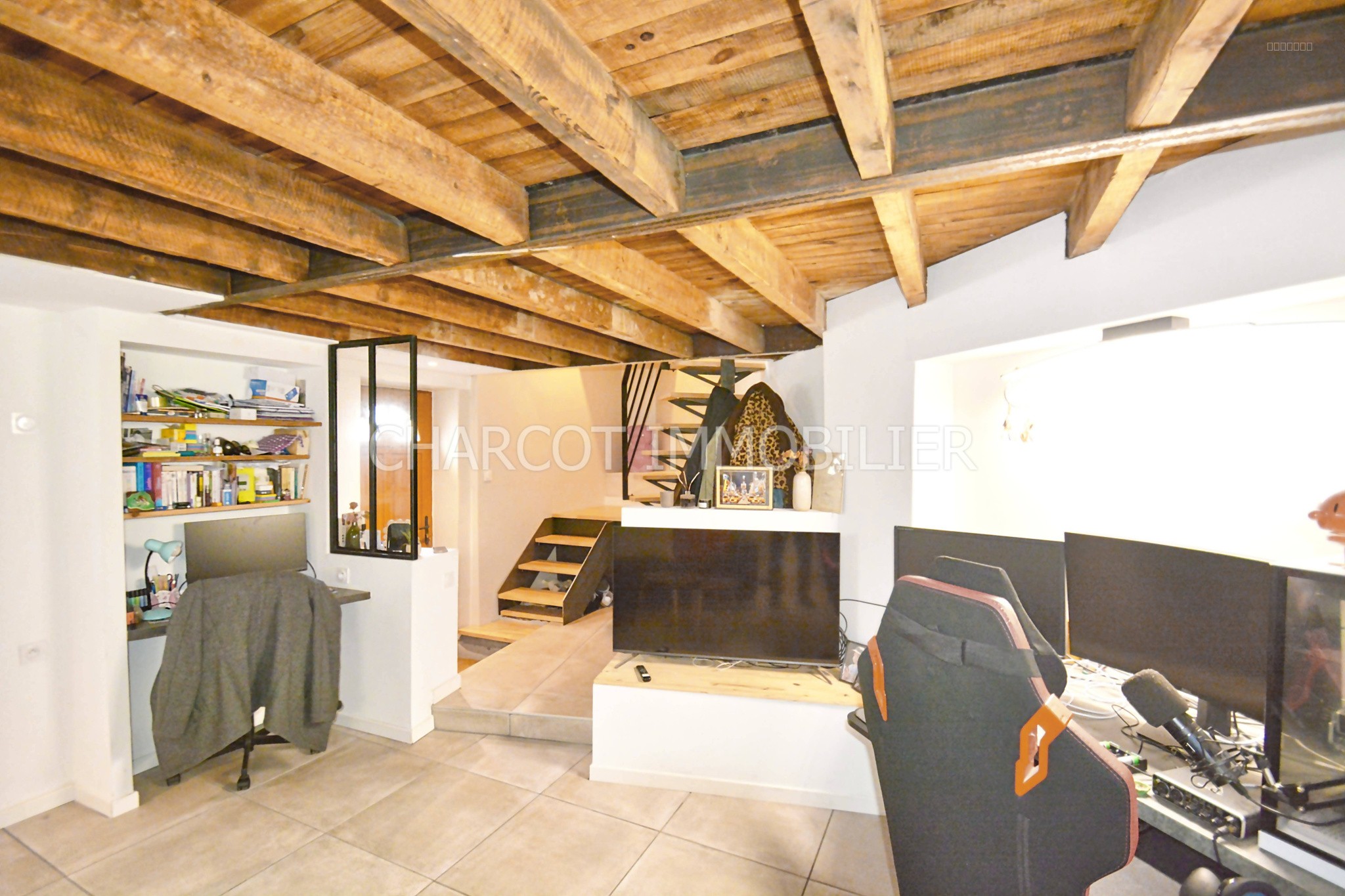 FRANCHEVILLE (69340) - IDÉAL INVESTISSEMENT - Appartement atypique rénové d'environ 70 m2 - Prox ttes commodités. — photo 3