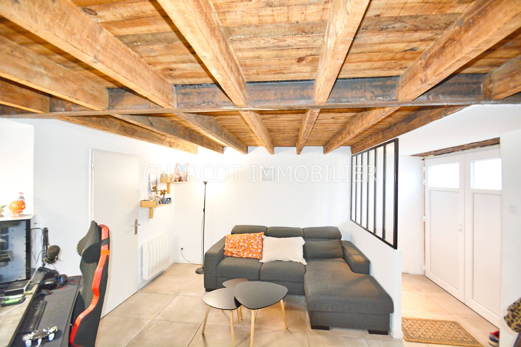 FRANCHEVILLE (69340) - IDÉAL INVESTISSEMENT - Appartement atypique rénové d'environ 70 m2 - Prox ttes commodités. — photo 4