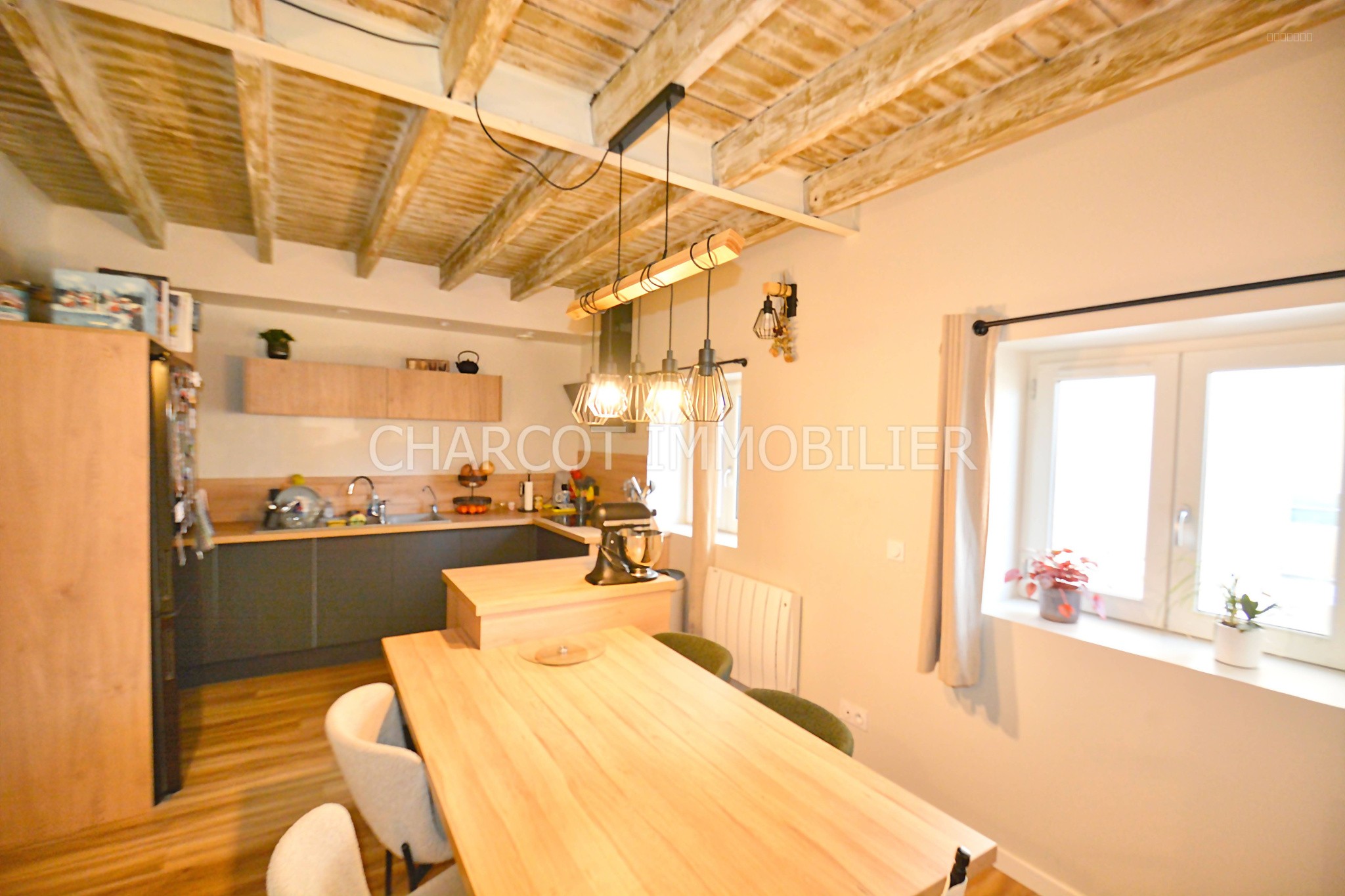 FRANCHEVILLE (69340) - IDÉAL INVESTISSEMENT - Appartement atypique rénové d'environ 70 m2 - Prox ttes commodités. — photo 5