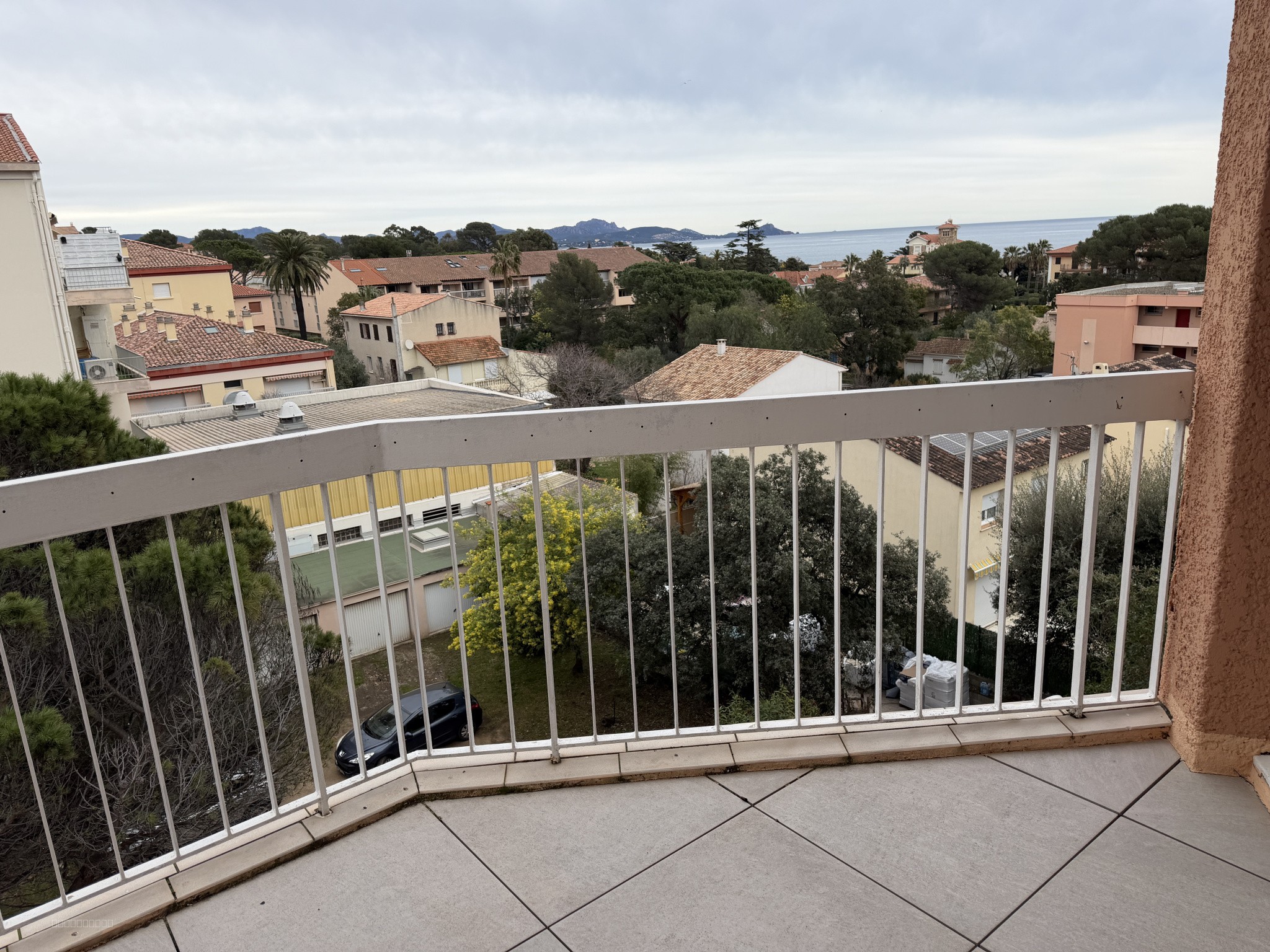 A VENDRE - SAINT-AYGULF- 2 PIECES - TERRASSE - VUE MER - GARAGE — photo 2