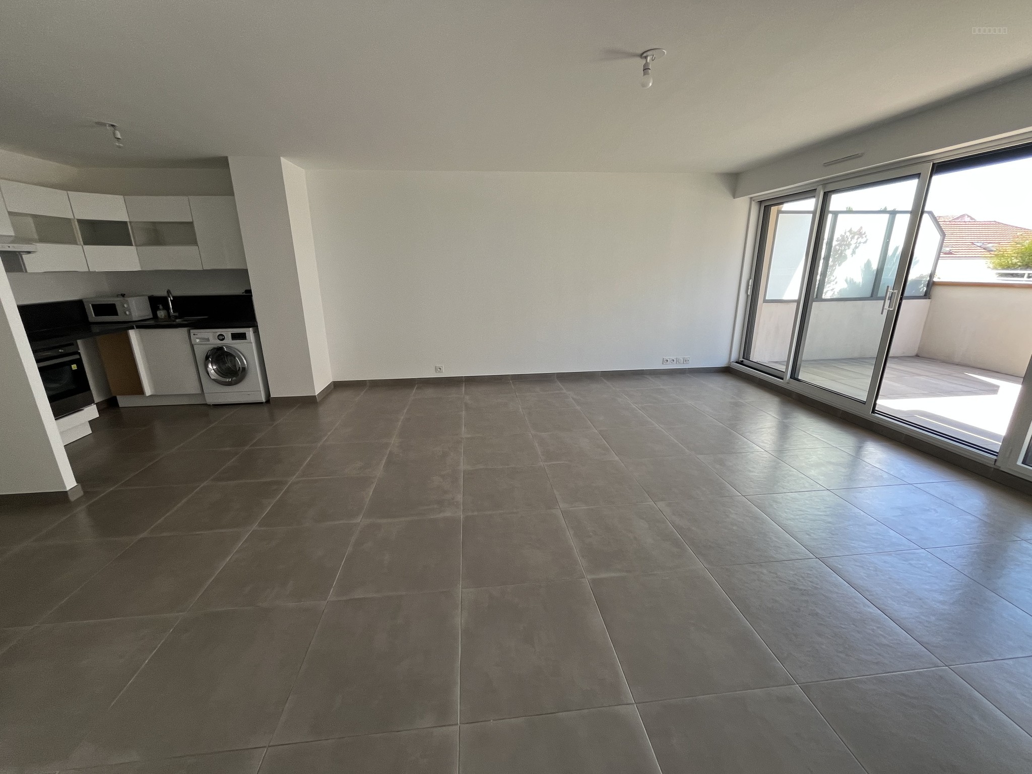 A VENDRE - ST RAPHAEL TRIANGLE D'OR -  3 PIECES -DERNIER ETAGE - TERRASSE — photo 3