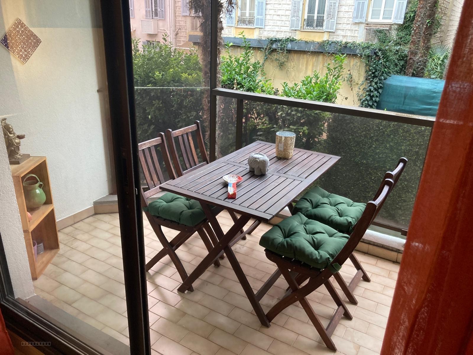 A VENDRE -CARRE D OR - F1 AVEC BALCON — photo 2