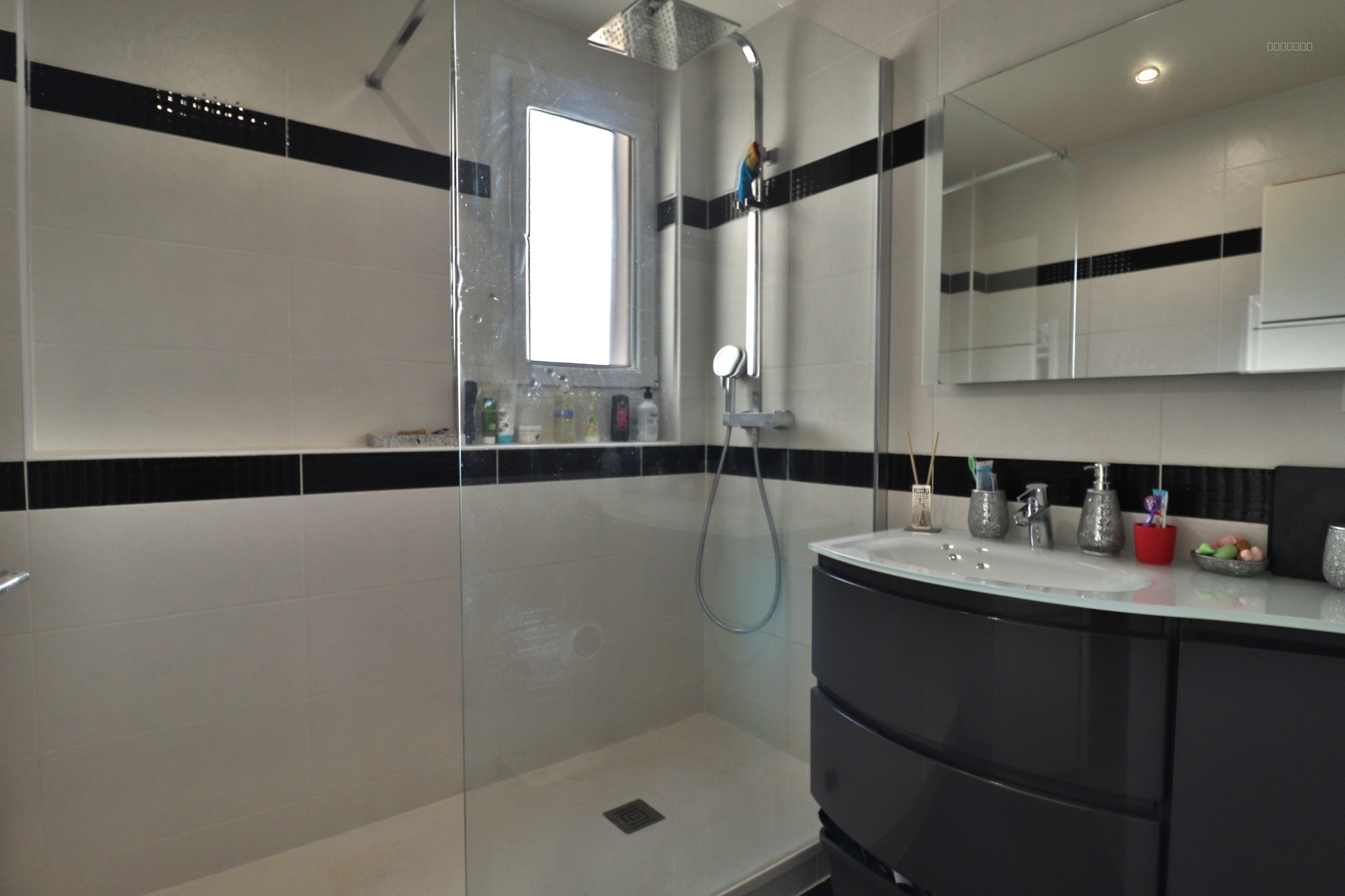 LE PORT-MARLY - Apt 4 pièces de 77m2 - 2 chambres avec placards, balcon et cave. — photo 3