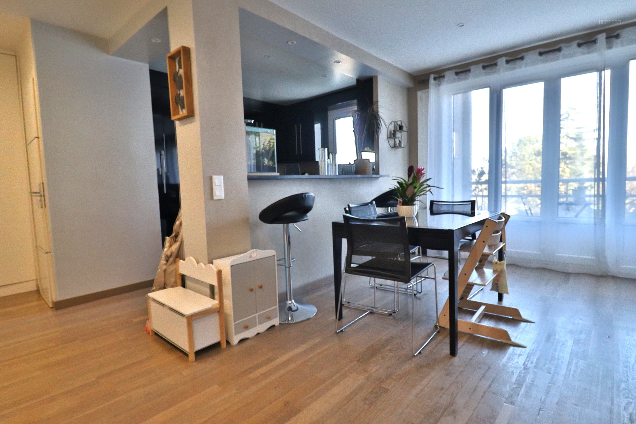 LE PORT-MARLY - Apt 4 pièces de 77m2 - 2 chambres avec placards, balcon et cave. — photo 7