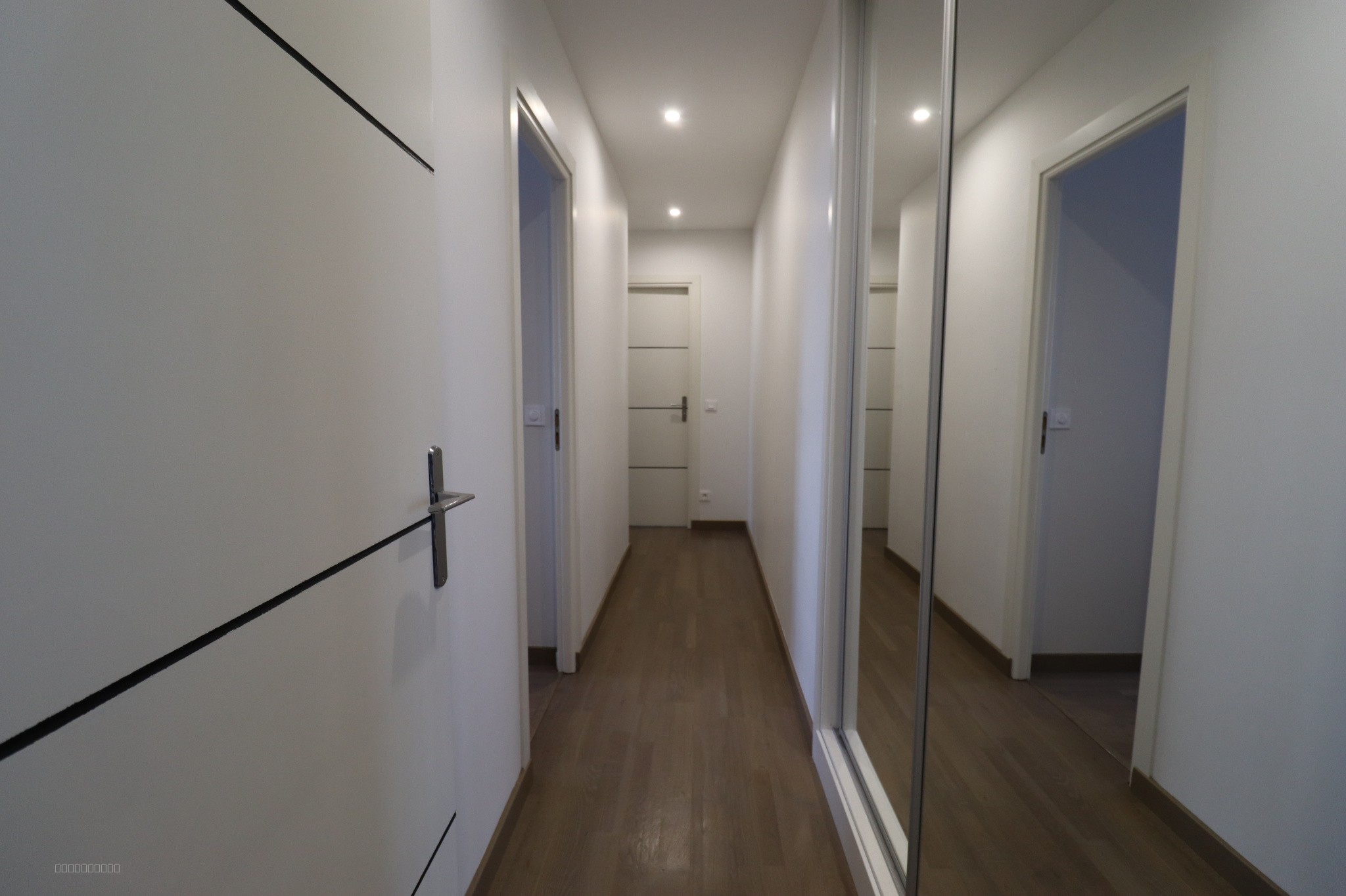 LE PORT-MARLY - Apt 4 pièces de 77m2 - 2 chambres avec placards, balcon et cave. — photo 4