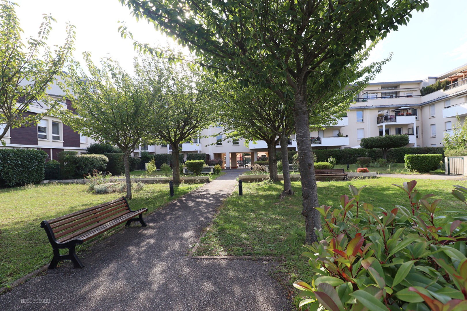 LE PORT-MARLY - Apt 4 pièces de 88m2 avec balcon, Box double et cave en s/sol. — photo 6