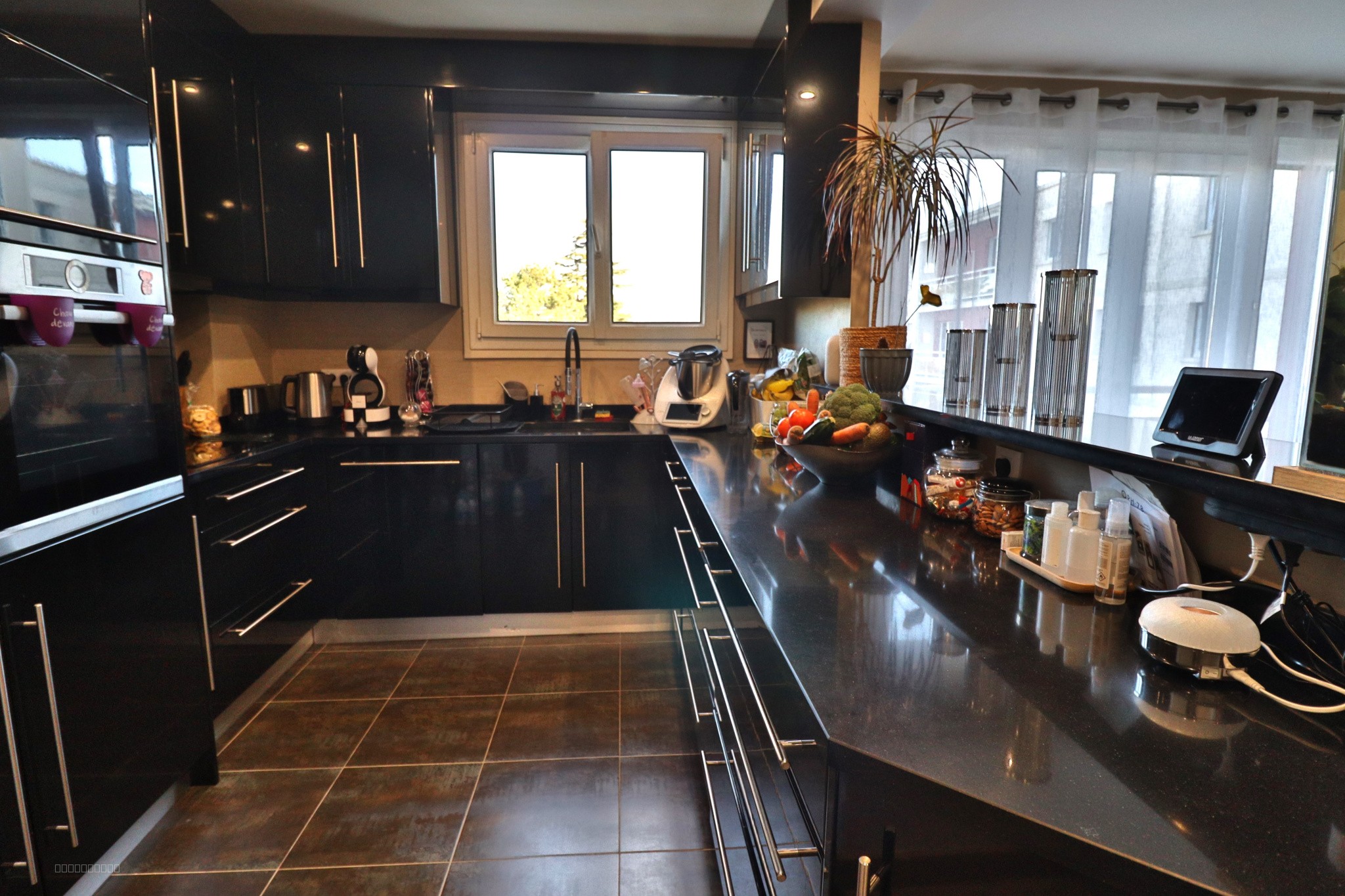 LE PORT-MARLY - Apt 4 pièces de 77m2 - 2 chambres avec placards, balcon et cave. — photo 2