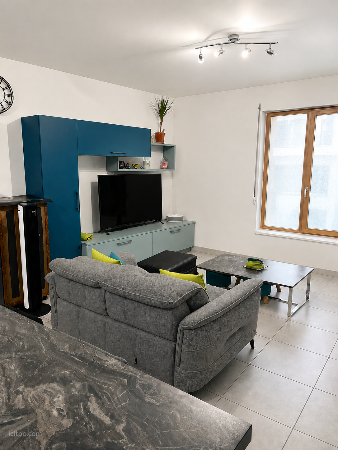 Chambre parentale lumineuse avec placards intégrés et bureau, appartement T4 à vendre à Nantes.