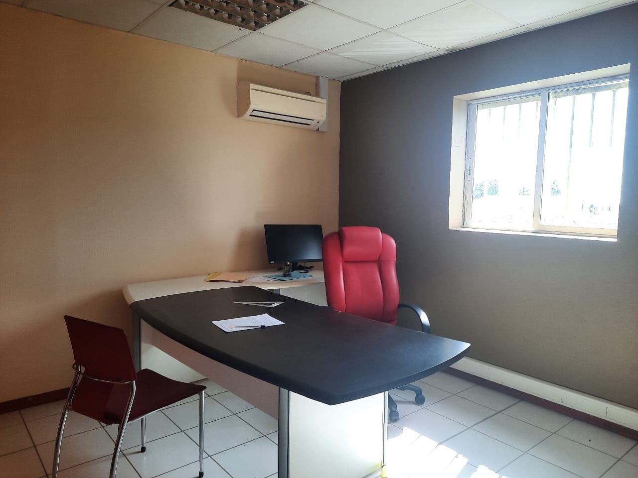 Location local commercial de 90 m2 à Ste Rose - Zone d'activité de Nolivier — photo 4