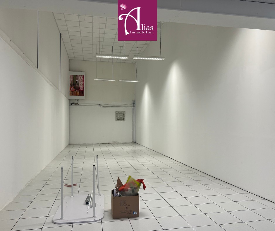 À louer - Local commercial RDC 100 m2 avec vitrine - Jarry — photo 1