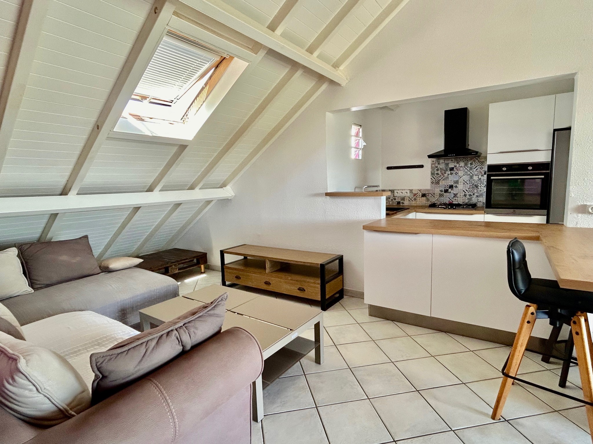 À VENDRE TRÈS JOLI T2 MEUBLÉ AVEC VUE DÉGAGÉE À BAIE-MAHAULT — photo 3