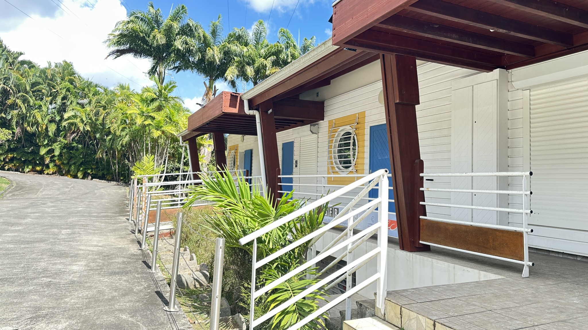 IMMEUBLE A VENDRE de 1100 m2 sur terrain de 3300 m2 à JARRY — photo 2
