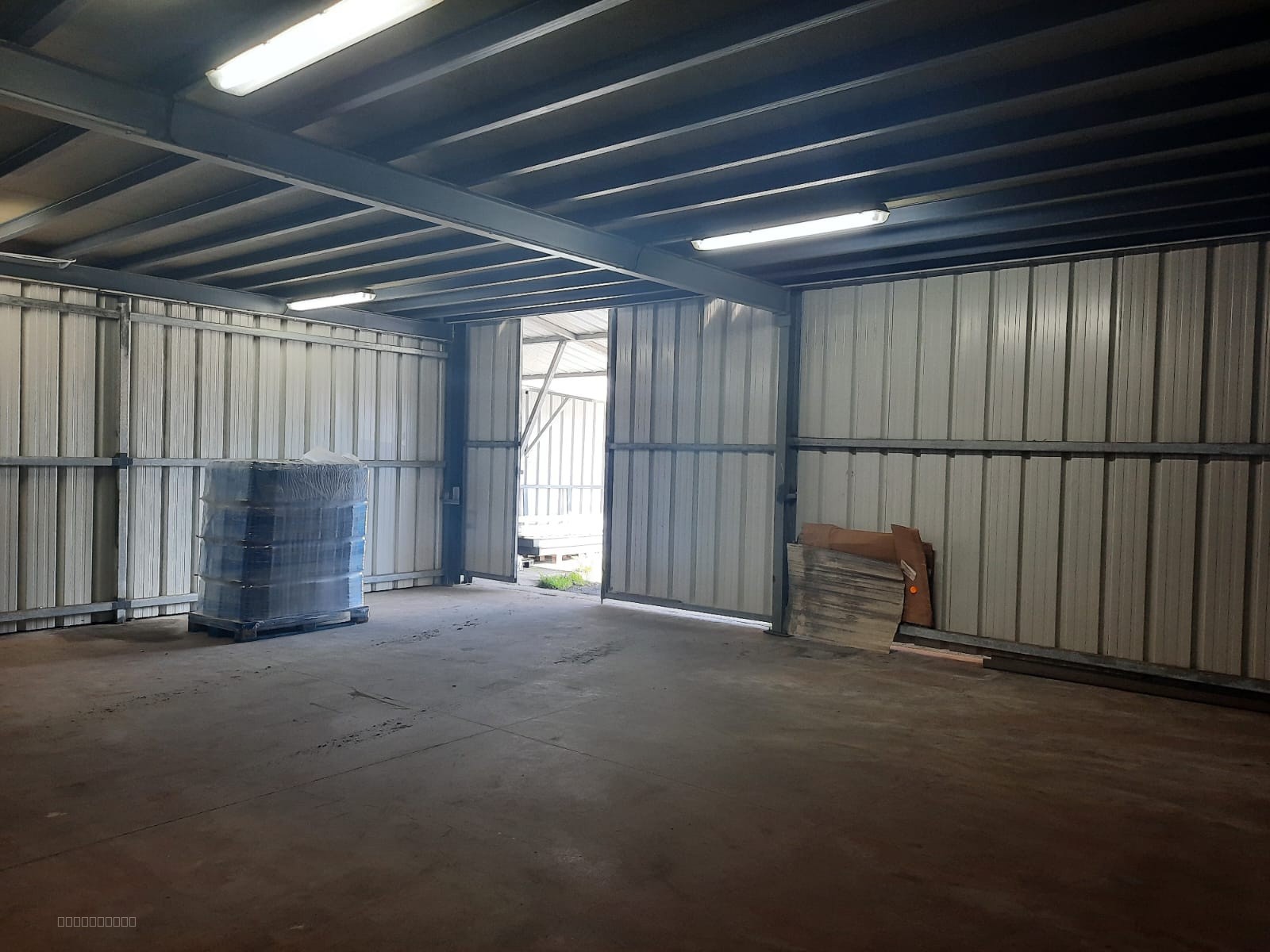 À louer - Dépôt 80 m2 - Jarry — photo 2
