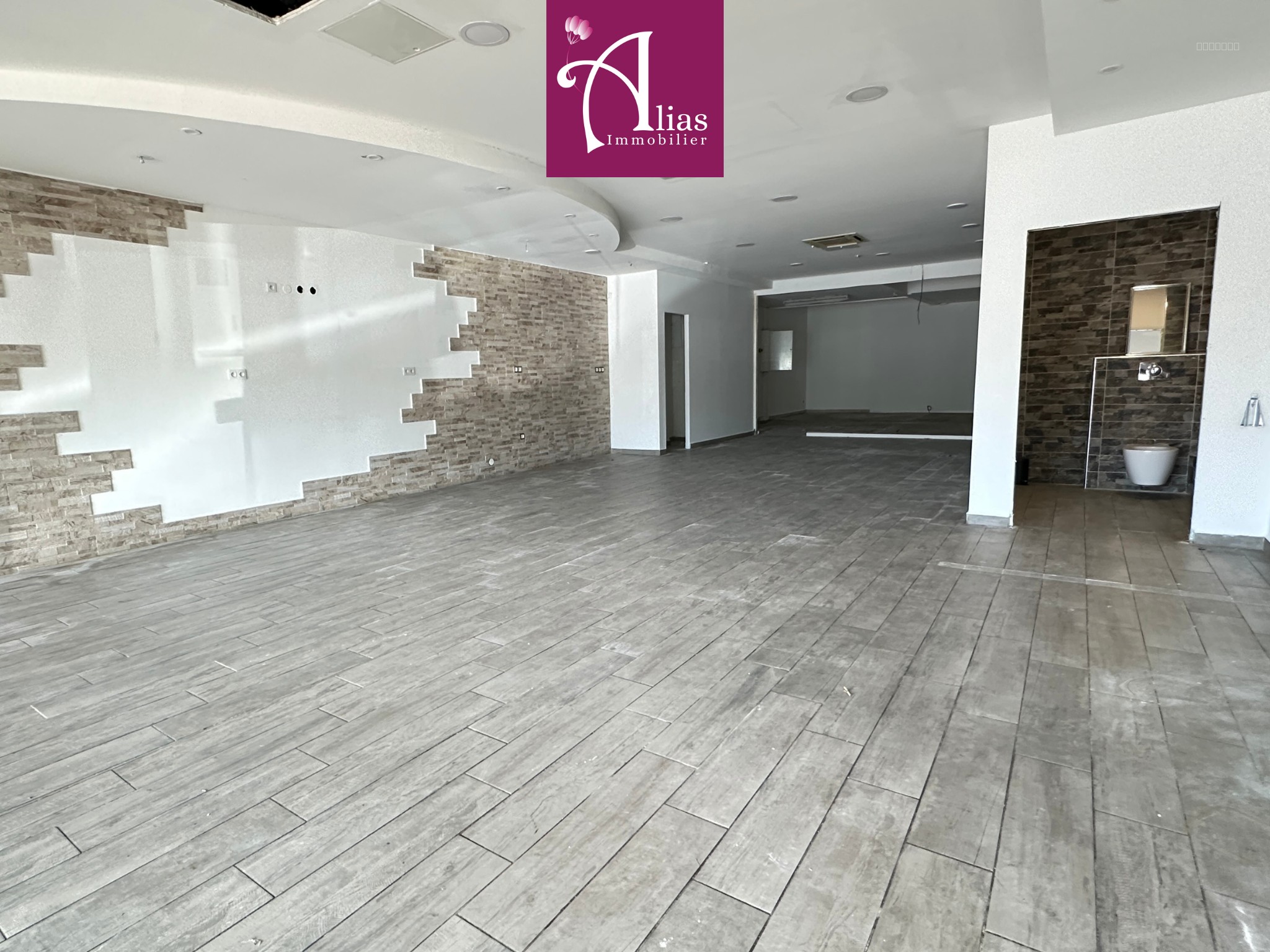 Local commercial moderne et lumineux 140 m2   Immeuble La Palmeraie, Jarry — photo 3
