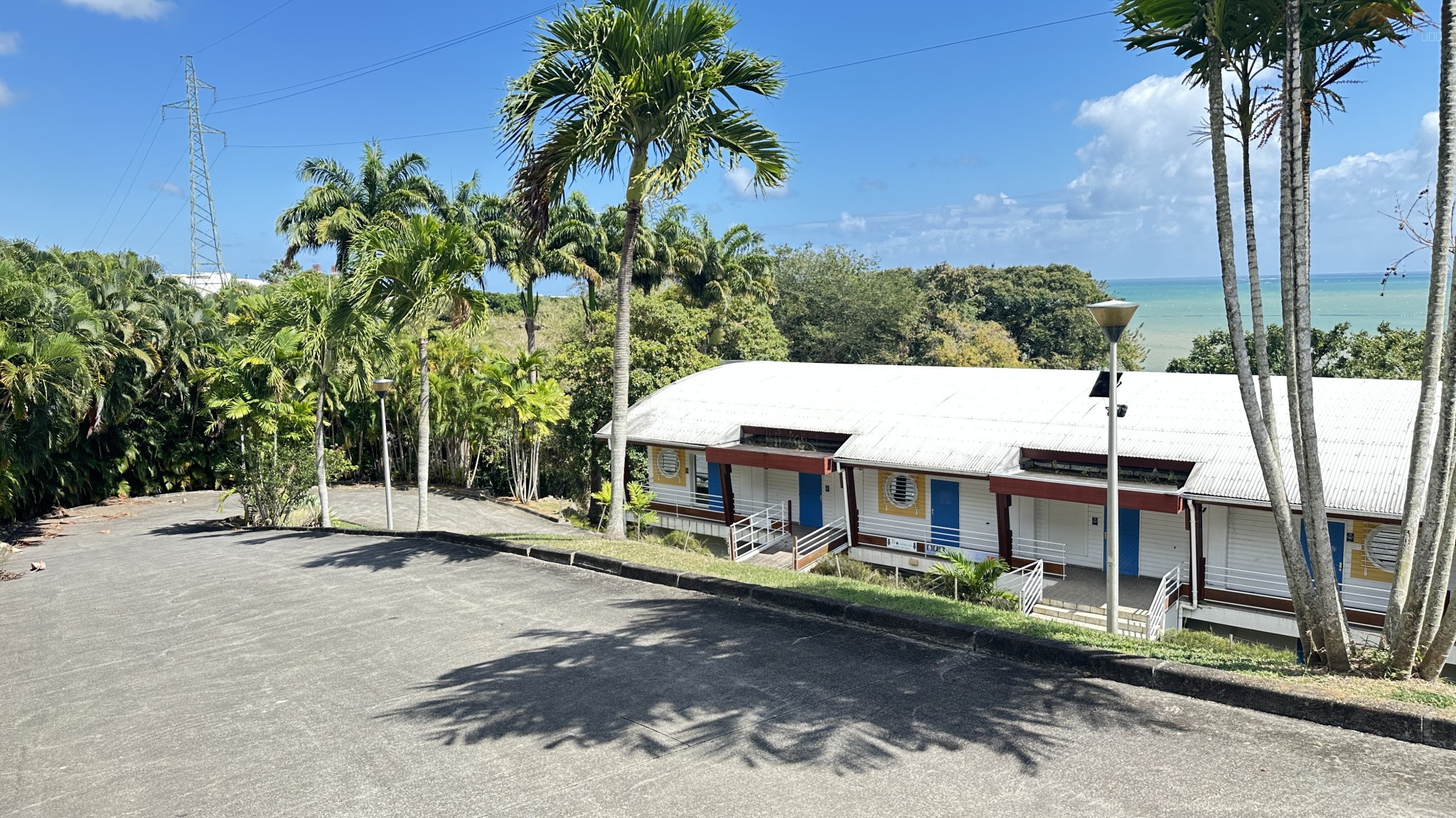 IMMEUBLE A VENDRE de 1100 m2 sur terrain de 3300 m2 à JARRY — photo 1