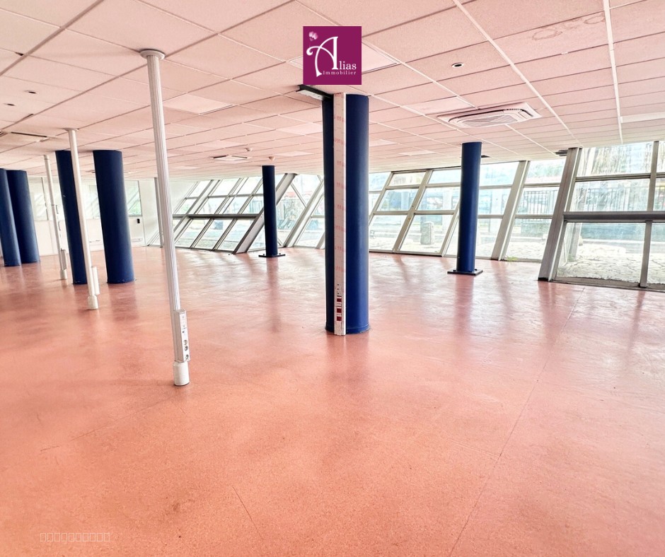 LOCAL DE 340M2 AU RDC IDEALEMENT SITUE — photo 4