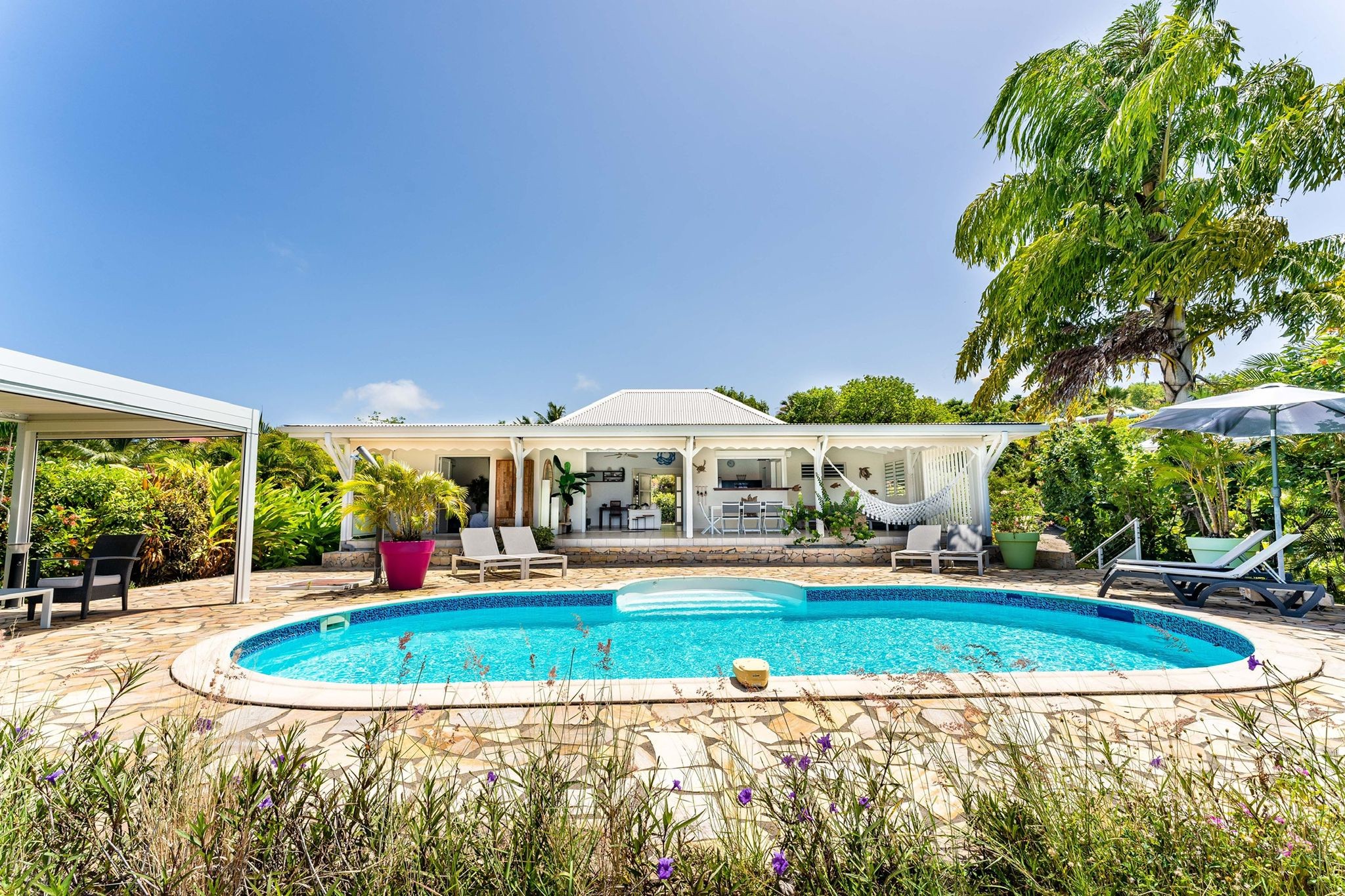 À VENDRE VILLA F4 MEUBLÉE AVEC VUE PANORAMIQUE À MARIE-GALANTE SUR UN TERRAIN DE 1456 M2 — photo 2