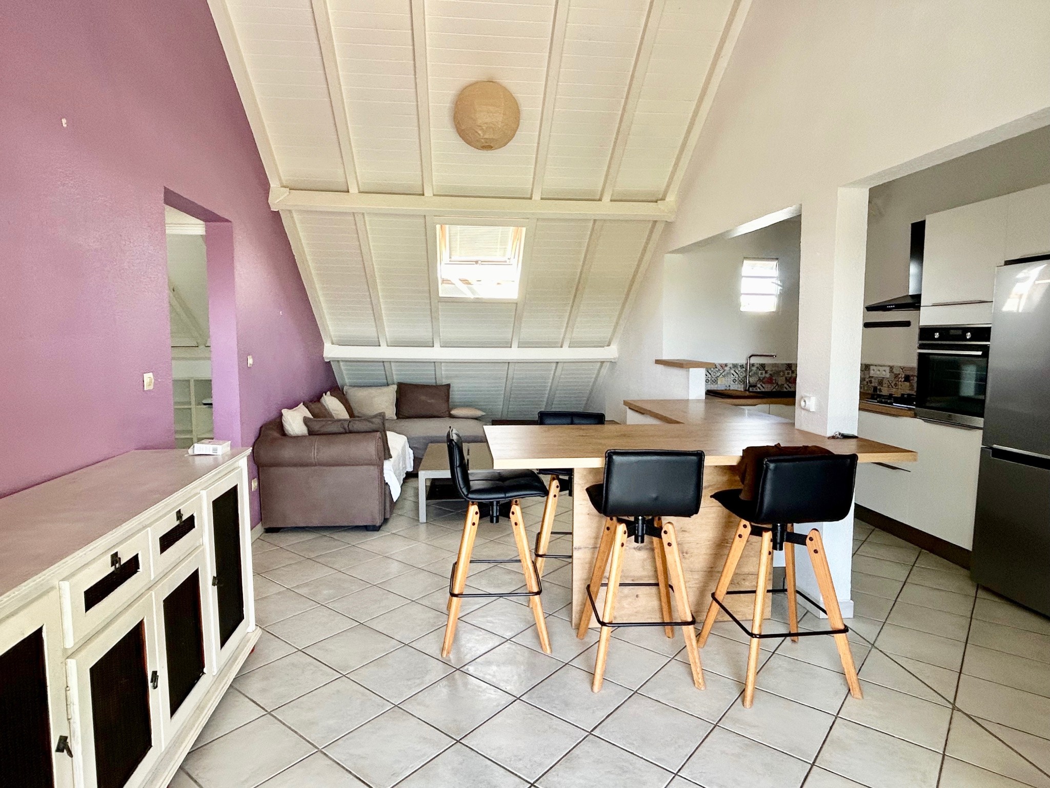 À VENDRE TRÈS JOLI T2 MEUBLÉ AVEC VUE DÉGAGÉE À BAIE-MAHAULT — photo 2
