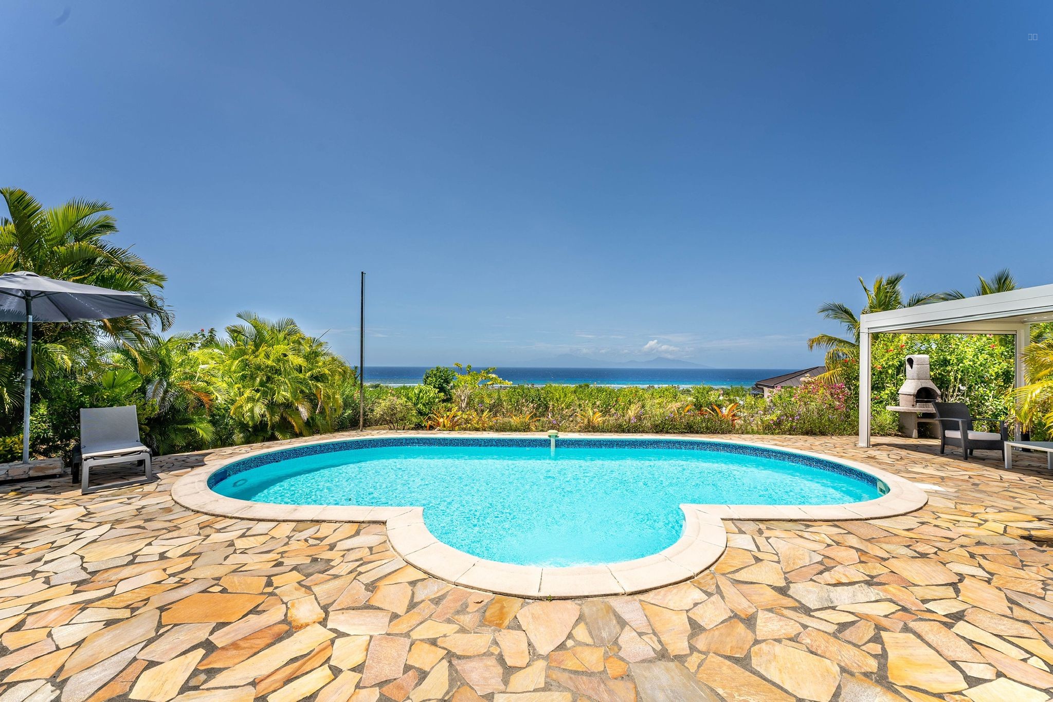À VENDRE VILLA F4 MEUBLÉE AVEC VUE PANORAMIQUE À MARIE-GALANTE SUR UN TERRAIN DE 1456 M2 — photo 17