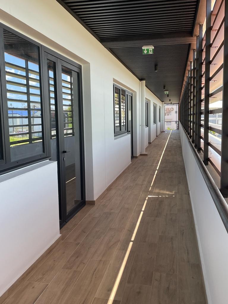 A LOUER Local de 100 m2 immeuble NEUF route de PERRIN proche CHU — photo 4