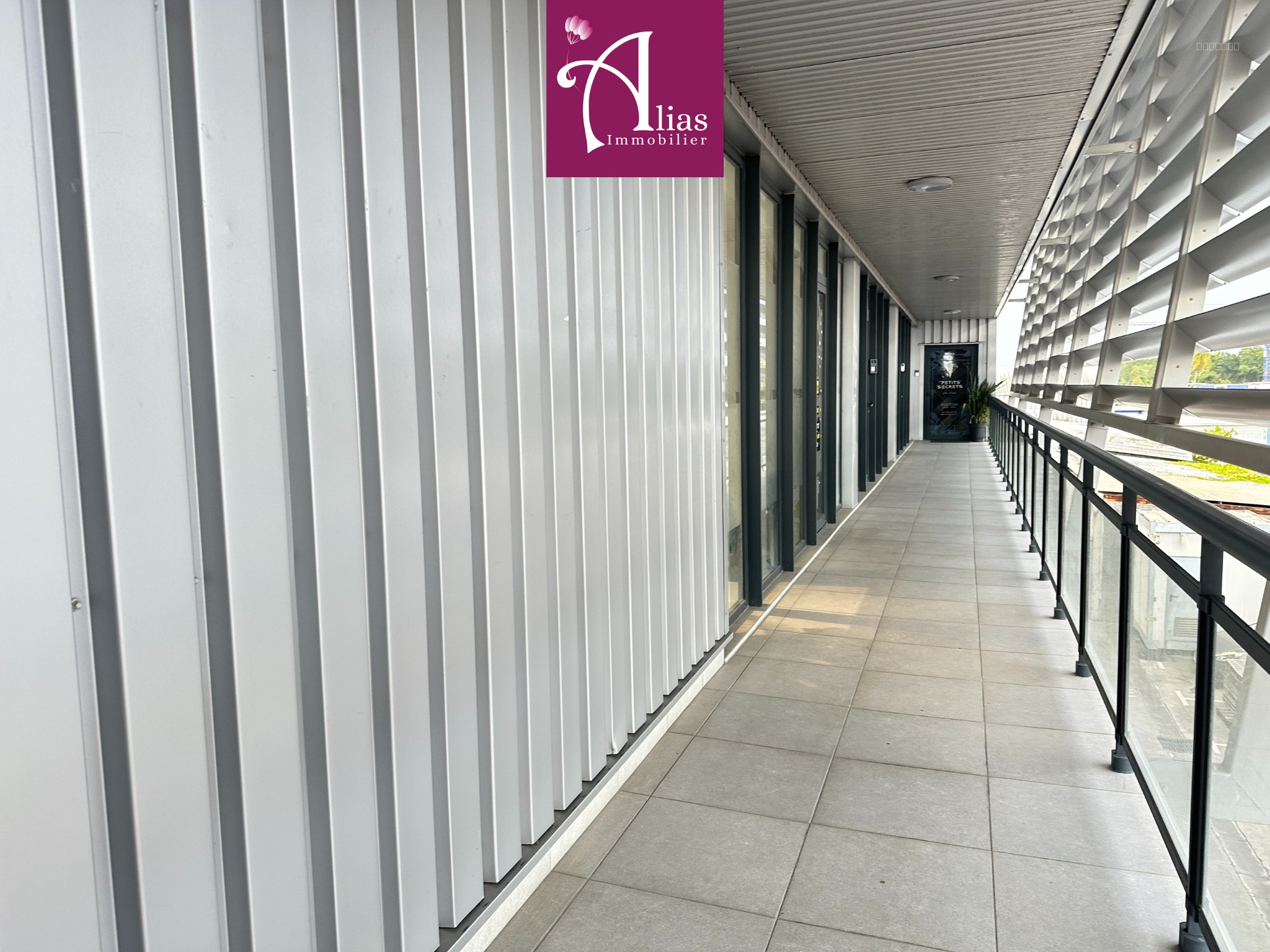 Location bureaux aménagés de 128 m2 (avec mezzanine) - 1er étage avec ascenseur - JARRY — photo 3