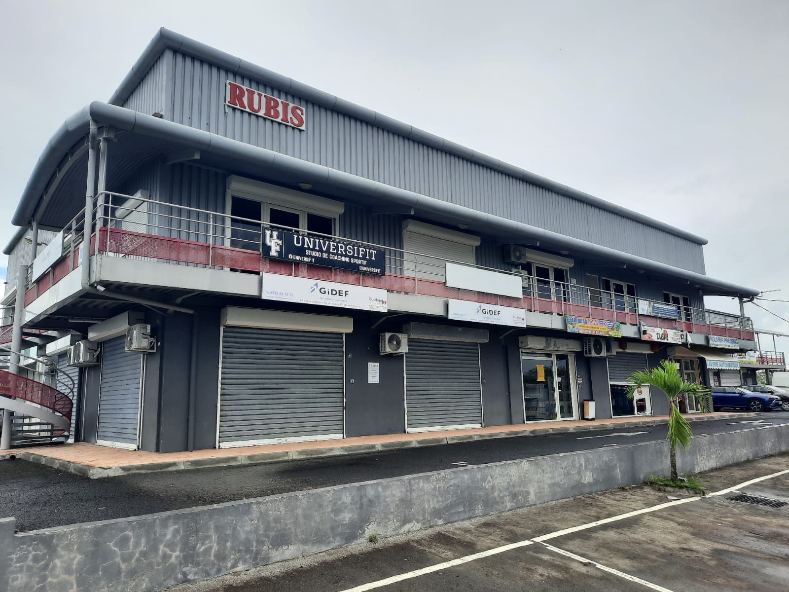 LOCATION Local professionnel 92m2 - SAINTE ROSE — photo 2
