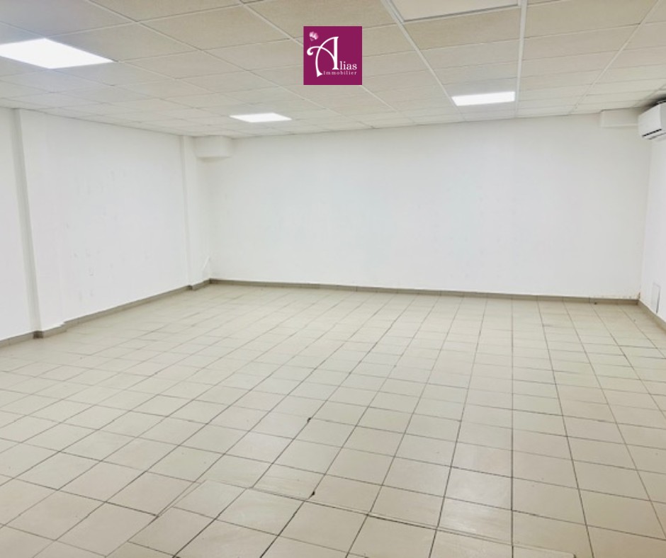 LOCAL DE 340M2 AU RDC IDEALEMENT SITUE — photo 7