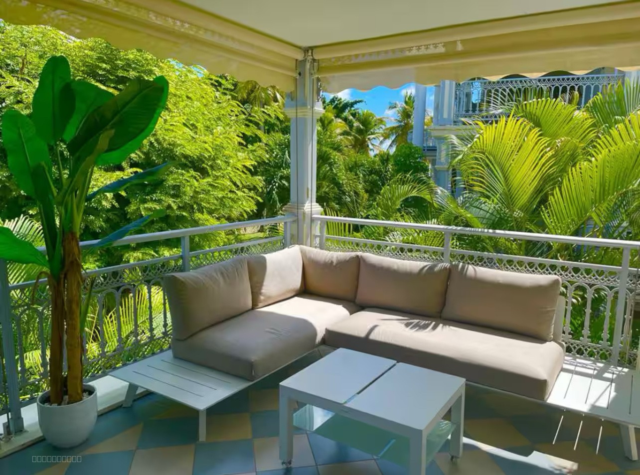 EXCLUSIVITÉ Grand studio meublé à vendre à Saint-François, La Plantation Sainte-Marthe   Vue piscine, 1er étag — photo 2