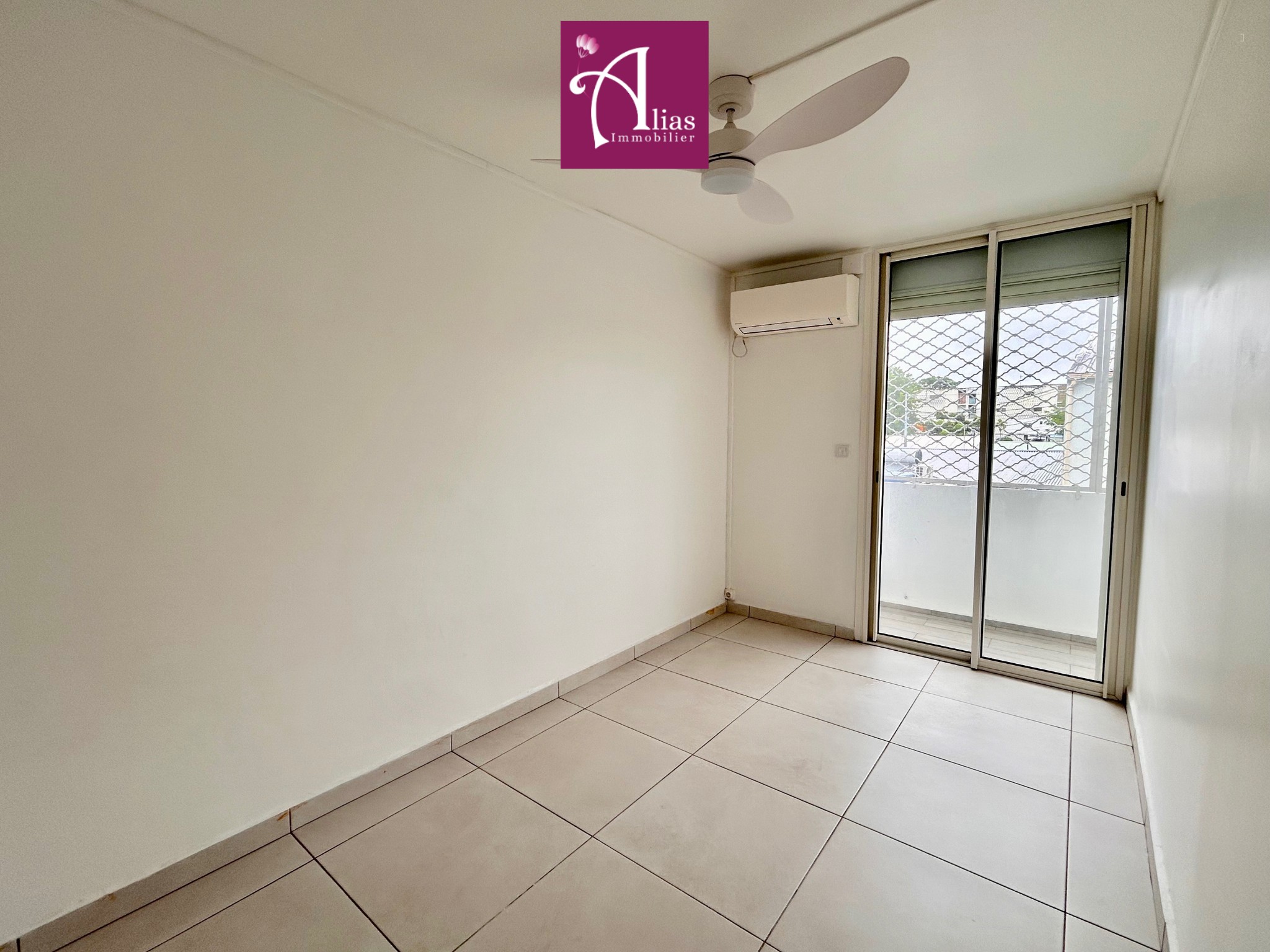 À VENDRE T3 ENTIÈREMENT RÉNOVÉ AU RAIZET - LES ABYMES — photo 5