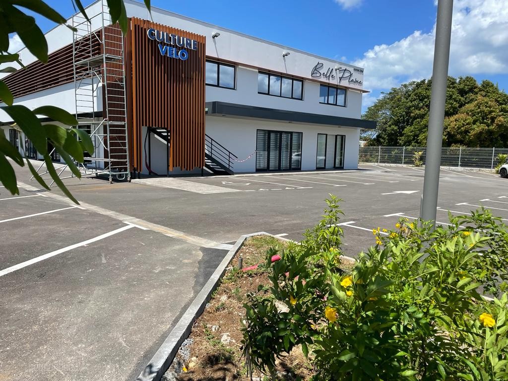 À louer 5200 € par mois aux Abymes : de 200m2 — photo 2