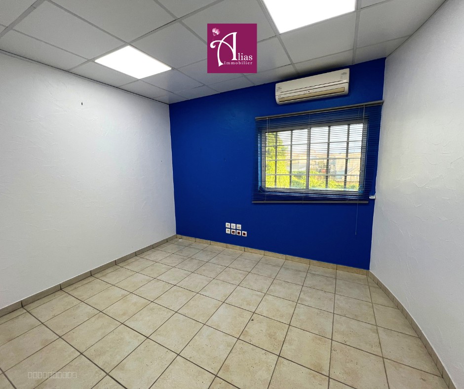 À Louer - Local professionnel 82m2 - Etage - Jarry — photo 2