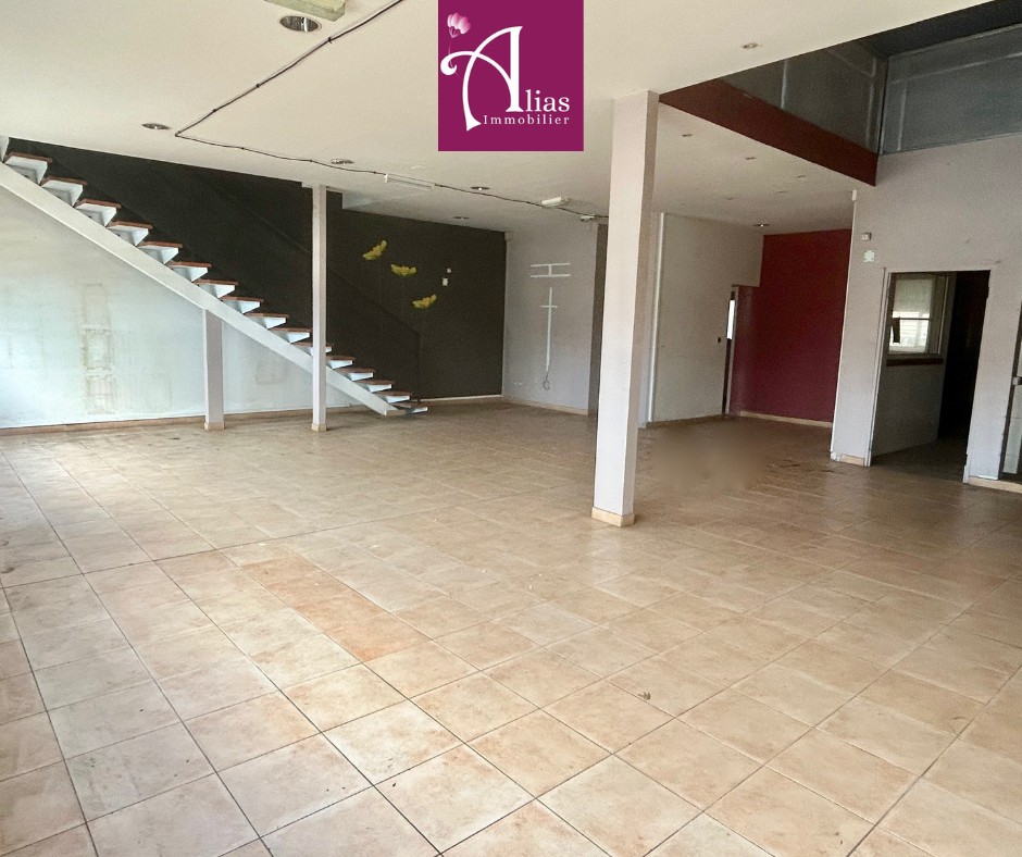 À LOUER LOCAL COMMERCIAL DE 260 M2 DANS LA ZAC DE NOLIVIER À STE-ROSE — photo 2