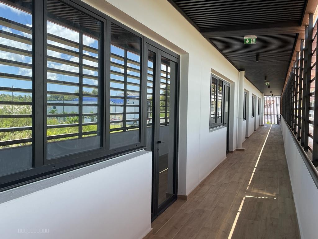 À louer 5200 € par mois aux Abymes : de 200m2 — photo 4