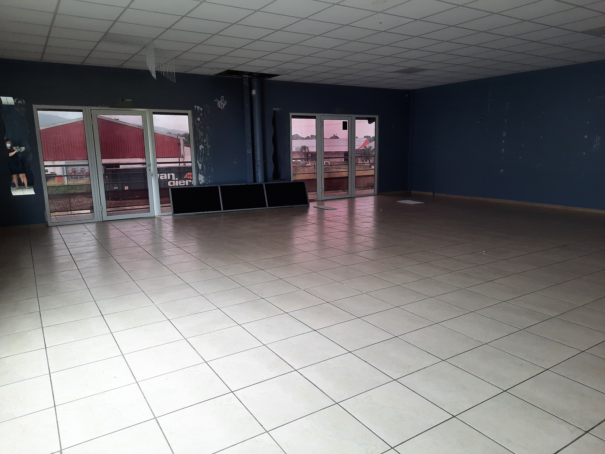 LOCATION Local professionnel 92m2 - SAINTE ROSE — photo 3