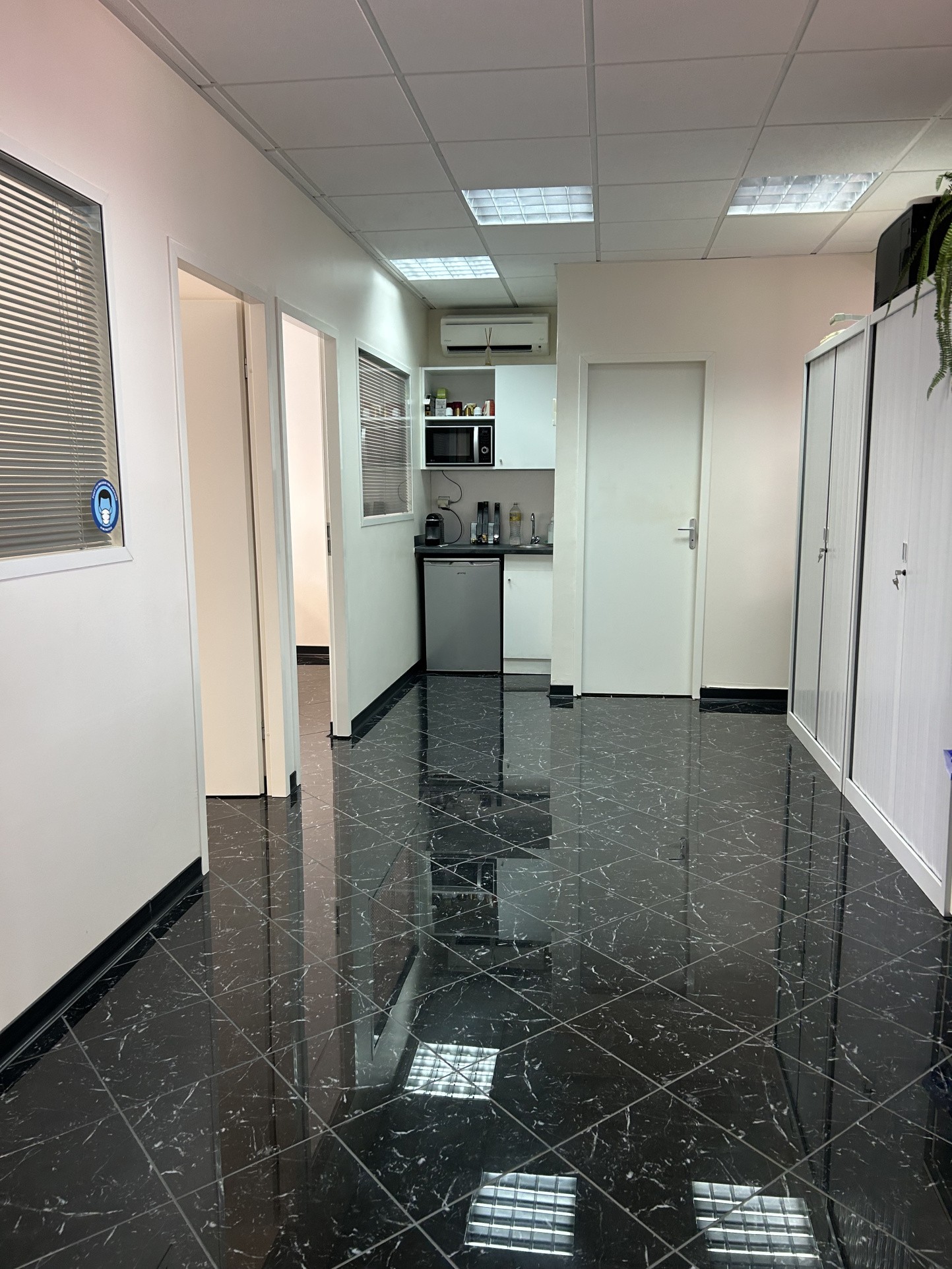 MAGNIFIQUES BUREAUX DE 71M2 A VENDRE A SAINT-FRANCOIS — photo 3