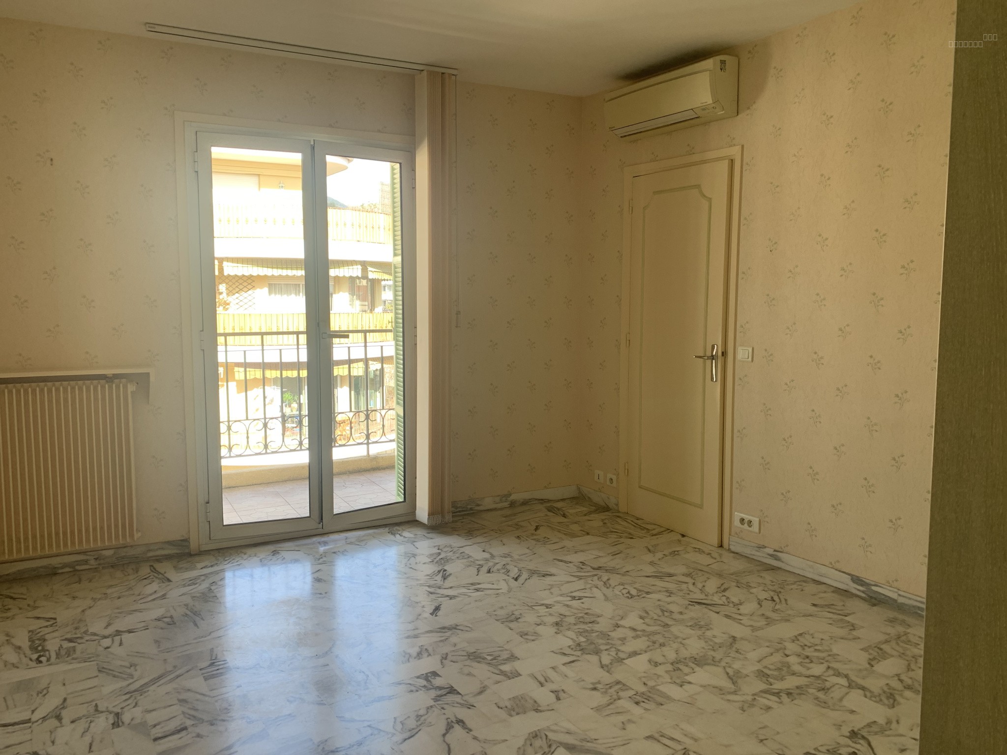 Menton : appartement trois pèces de 104 m2 en étage élevé, proche de la mer et du casino. — photo 9