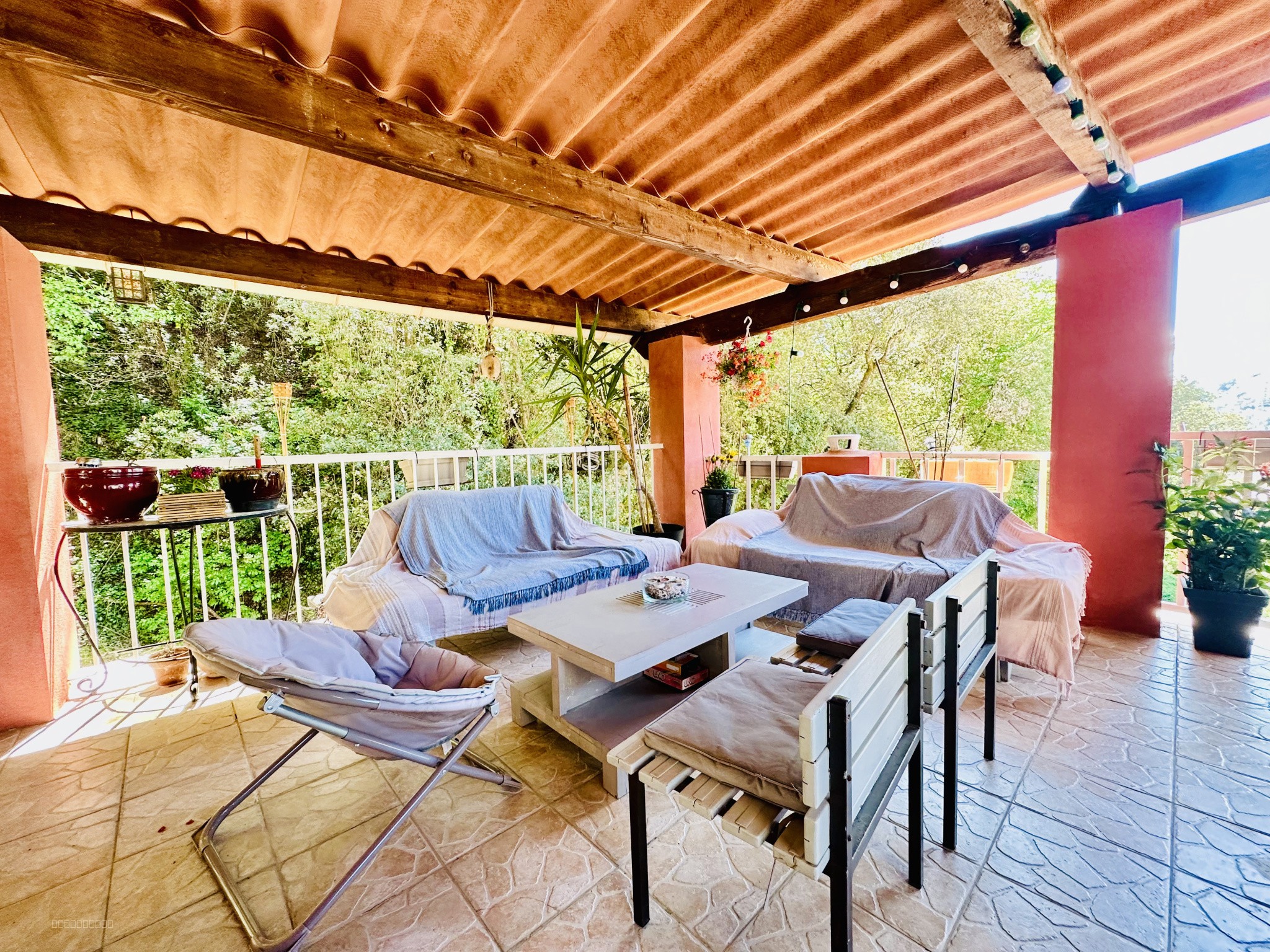 Charmante maison sur 2 niveaux avec terrasse en dernier étage, dépendance et histoire unique. — photo 2